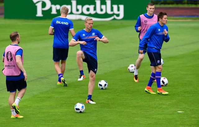 Iceland's forward Kolbeinn Sigthorsson (C), Iceland's defender Haukur Heidar Hauksson (R) and other players attend a training session of Iceland's national football team in Annecy, southeastern France, on July 2, 2016, a day ahead of the Euro 2016 quarter-final football match between France and Iceland. / AFP PHOTO / TOBIAS SCHWARZ (AFP) Iceland's forward Kolbeinn Sigthorsson (C), Iceland's defender Haukur Heidar Hauksson (R) and other players attend a training session of Iceland's national football team in Annecy, southeastern France, on July 2, 2016, a day ahead of the Euro 2016 quarter-final football match between France and Iceland. / AFP PHOTO / TOBIAS SCHWARZ (AFP)