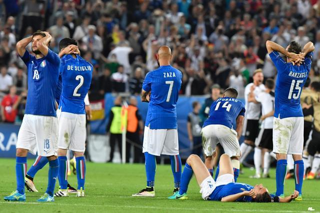 Italy's players react during a penalty shootout of the Euro 2016 quarterfinal football match between Germany and Italy. (AFP Photo)