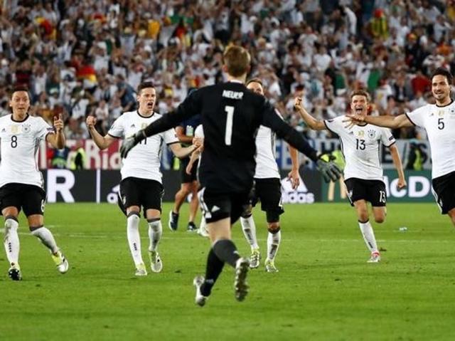 Germany’s players celebrate winning the penalty shootout. (Reuters Photo) 