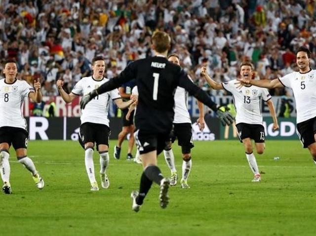 Germany's coach Joachim Loew speaks to players after extra time, at Stade de Bordeaux, Bordeaux, France. (Reuters Photo) Germany's coach Joachim Loew speaks to players after extra time, at Stade de Bordeaux, Bordeaux, France. (Reuters Photo)