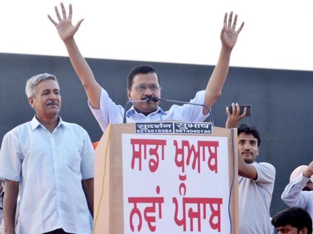 Delhi chief minister Arvind Kejriwal addressing a rally at Ranjeet Avenue in Amritsar on Sunday.(Sameer Sehgal/HT Photo)