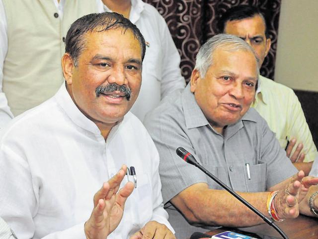 Union minister of state and Punjab BJP president Vijay Sampla (left) in Jalandhar on Satruday. (Sikander Singh Chopra/HT) Union minister of state and Punjab BJP president Vijay Sampla (left) in Jalandhar on Satruday. (Sikander Singh Chopra/HT)