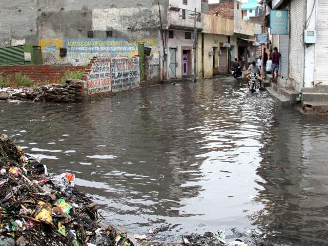 Dirty water from the Buddha Nullah overflowed and entered houses after the heavy spell of rain. (JS Grewal/HT Photo) Dirty water from the Buddha Nullah overflowed and entered houses after the heavy spell of rain. (JS Grewal/HT Photo)