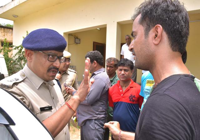 A police official interacts with a relative of Jethanand at Ashok Nagar police station. A police official interacts with a relative of Jethanand at Ashok Nagar police station.
