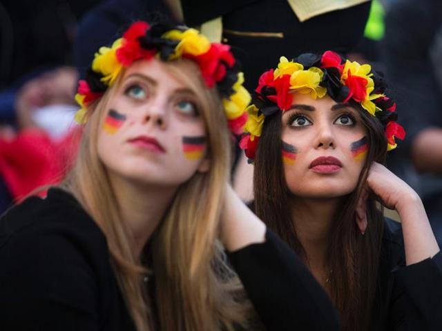 Germany’s fans watch the Euro 2016 quarterfinal football match. (AFP Photo) 