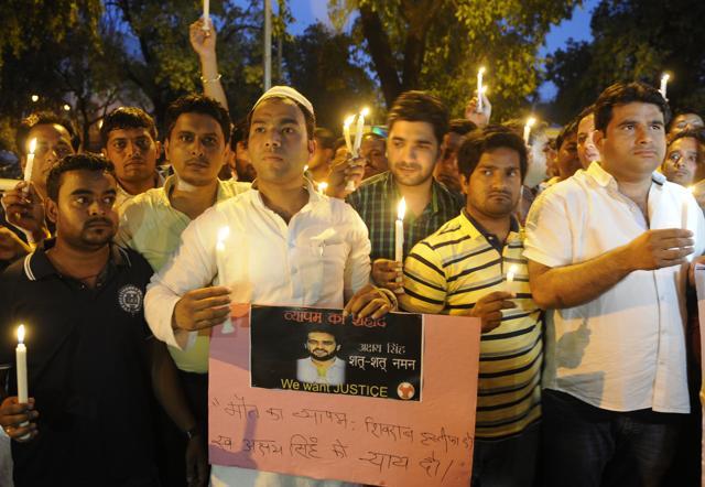 Members of Delhi Pradesh Youth Congress took out a candle march in New Delhi on July 6 last year to protest the suspicious death of Akshay Singh, the journalist who died while covering Vyapam scam. (Sushil Kumar/HT Photo)