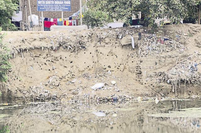 Sukhrali pond has turned into a waste dumping site and the catchment area is encroached upon. (Abhinav Saha/HT Photo) Sukhrali pond has turned into a waste dumping site and the catchment area is encroached upon. (Abhinav Saha/HT Photo)