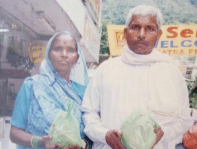 The elderly couple, Deen Dayal, 75, and Dhanwanti, 70, was found holding the refrigerator that had fallen on them in the flooded room (HT Photo) The elderly couple, Deen Dayal, 75, and Dhanwanti, 70, was found holding the refrigerator that had fallen on them in the flooded room (HT Photo)