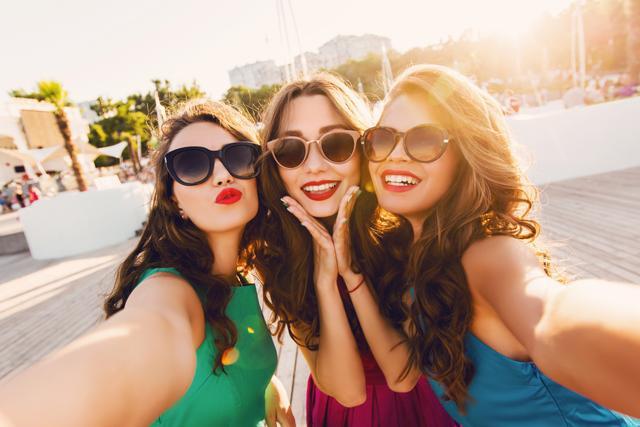 Use both your arms alternatively to take selfies so as to spread the load, advise doctors. (Shutterstock)