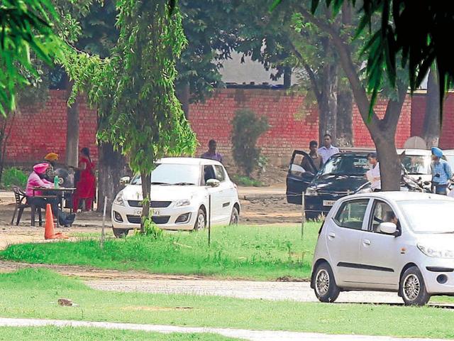 The officials sitting on chairs are supposed to be actually in the car with the applicant taking driving test. (Anil Dayal/HT) The officials sitting on chairs are supposed to be actually in the car with the applicant taking driving test. (Anil Dayal/HT)