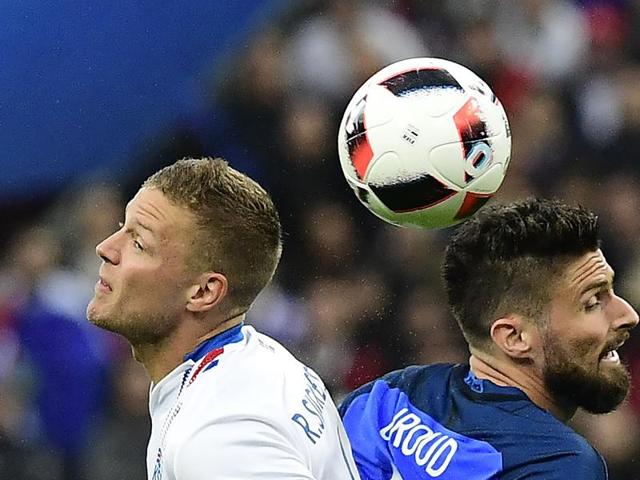 Iceland's defender Ragnar Sigurdsson (L) and France's forward Olivier Giroud vie for the ball. (AFP PHOTO) 