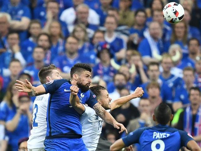 It’s a high stakes quarter final with  all heads vying for the ball . (AFP PHOTO) 