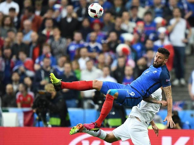 France's forward Olivier Giroud vies for the ball against Iceland's defender Ragnar Sigurdsson during the Euro 2016 quarter-final. (AFP photo) 