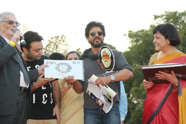 Shah Rukh Khan being felicitated at his alma mater. (Raajessh Kashyap/HT)