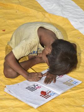 The classes under the IIT flyover start at 8am where kids are taught English alphabets, formation of words, varnamala and counting etc.(Tribhuwan Sharma / HT Photo) The classes under the IIT flyover start at 8am where kids are taught English alphabets, formation of words, varnamala and counting etc.(Tribhuwan Sharma / HT Photo)