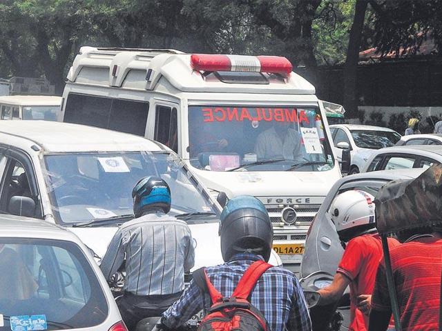 Delhi Traffic Police facilitates transplants by creating green corridors for ambulances that transport organs(Hindustan Times)