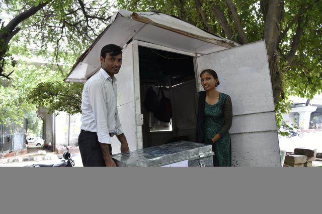 The Delhi traffic police have offered their booths near the flyover to keep the study material, books and stationery items. (Tribhuwan Sharma / HT Photo) The Delhi traffic police have offered their booths near the flyover to keep the study material, books and stationery items. (Tribhuwan Sharma / HT Photo)