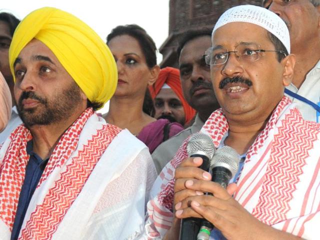 A man offers a date, the traditional way of breaking a Ramzan fast, to Delhi CM and AAP convener Arvind Kejriwal at a party for Iftar in Malerkotla on Monday. Party leader Sanjay Singh (centre) is also seen.(Bharat Bhushan/HT Photo)