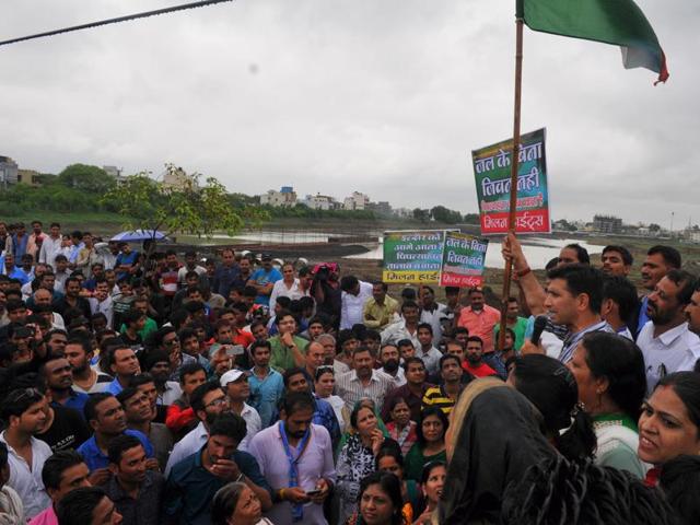 People at Pipliyahana Lake protest against the construction of a district court complex on the basin of the water body.(Shankar Mourya/ HT)