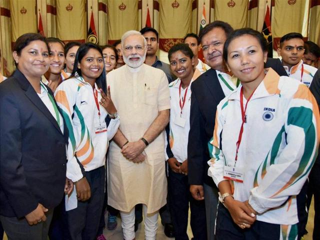 Prime Minister Narendra Modi poses with sportspersons at a send-off ceremony. (PTI Photo) Prime Minister Narendra Modi poses with sportspersons at a send-off ceremony. (PTI Photo)