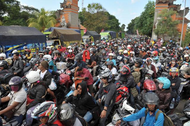 Thousands of travellers heading to their hometowns to celebrate Eid al-Fitr, the Muslim holiday to mark the end of Ramadan, wait in a traffic jam to board a ferry at the entrance to Gilimanuk port on Bali, Indonesia July 3, 2016. (REUTERS) 
