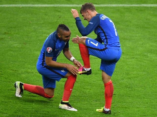 Antoine Griezmann's (R) shoe is kissed by forward Dimitri Payet as he celebrates scoring his team's fourth goal. (AFP) Antoine Griezmann's (R) shoe is kissed by forward Dimitri Payet as he celebrates scoring his team's fourth goal. (AFP)