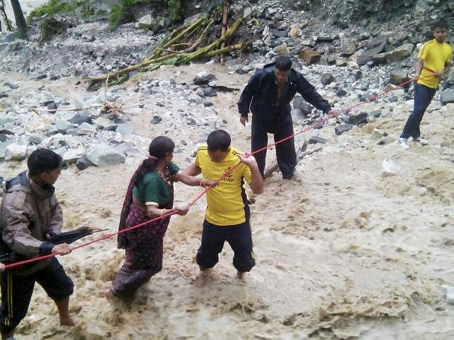 SDRF personnel conducting rescue operations after heavy rains in Uttarakhand on Saturday.(HT Photo)