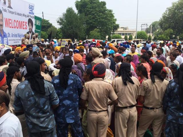 Around 200 protestors, shouting “Kejriwal go back” slogans and waving black flags, locked the gate of the venue.(HT Photo)