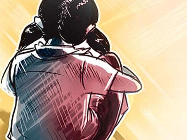 The police have rescued a two-month-old girl child and recovered Rs 1.20 lakh from the accused.(Representative image)