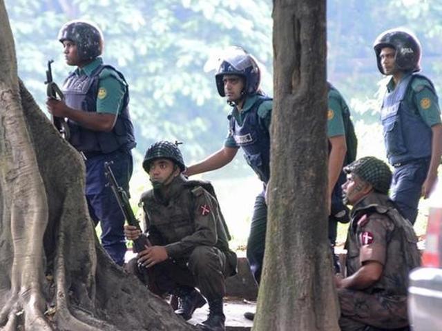 Army soldiers take their positions near the Holey Artisan restaurant after Islamist militants attacked the upscale cafe in Dhaka, Bangladesh. (Reuters Photo) Army soldiers take their positions near the Holey Artisan restaurant after Islamist militants attacked the upscale cafe in Dhaka, Bangladesh. (Reuters Photo)