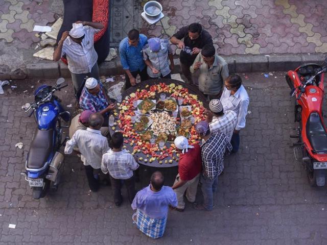 People gather by the side of a Bandra road for a Ramazan feast.  (Kunal Patil/HT) 