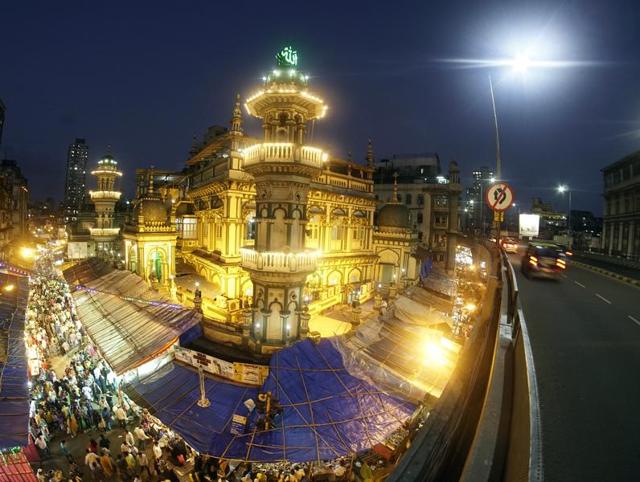 The Minar Masjid at Masjid Bunder is lit up for Ramazan.  (Satyabrata Tripathy/HT) 