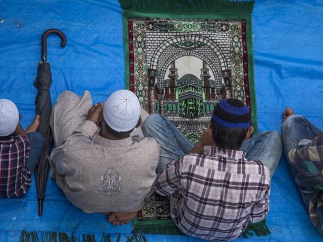 Muslims offer prayers on the last Friday of Ramazan, outside Bandra railway station, Mumbai.  (Satish Bate/HT) 