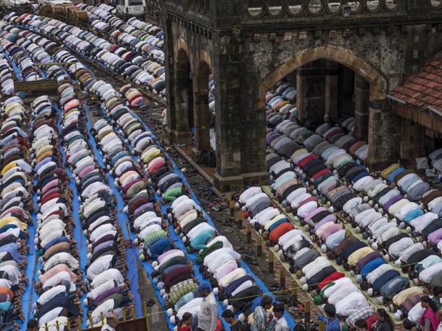 The road outside Bandra railway station is shut for traffic for people to offer prayers on the last Friday of Ramazan.  (Satish Bate/HT) 
