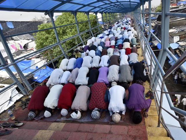 Prayers being offered on the skywalk at Dharavi.  (Vijayanand Gupta/HT) 