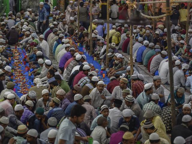 People sit together to break their fast at Hamidiya Masjid in Pydhonie, Mumbai, during the holy month of Ramazan.  (Kunal Patil/HT) 