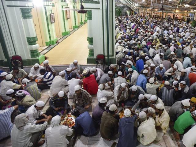 Muslims break their fast at Hamidiya Masjid in Pydhonie, Mumbai.  (Kunal Patil/HT) 