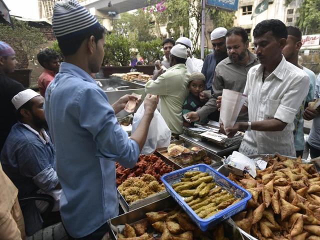 A vendor sells snacks to those waiting to break their fast during Ramazan, at Bandra, Mumbai.  (Kunal Patil/HT) 