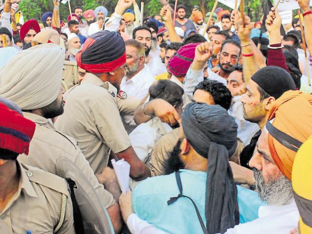 Akali workers protesting against Delhi chief minister Arvind Kejriwal at Malerkotla in Sangrur district on Monday. (Bharat Bhushan/HT)