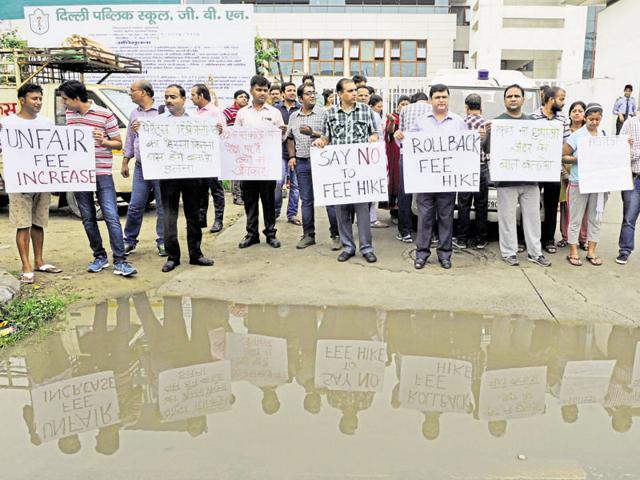 Noida parents protest 'absurd' pay hike in DPS, GB Nagar - Hindustan Times
