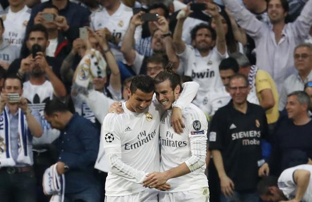 A friendly start to an international football rivalry. (REUTERS PHOTO ) A friendly start to an international football rivalry. (REUTERS PHOTO )