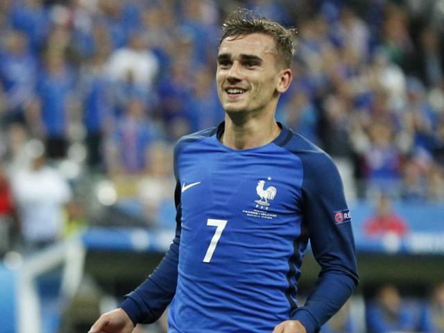 France's Payet got down on bended knee so the Atletico striker could lift up his boot up for the West Ham playmaker to kiss it. (AP) France's Payet got down on bended knee so the Atletico striker could lift up his boot up for the West Ham playmaker to kiss it. (AP)