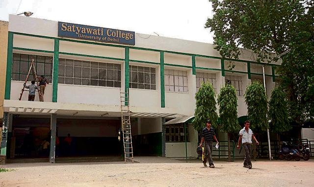 At Satyawati College (Morning), the cut-off for the English (hons) programme was 96% and that for admission to Satyawati College (Evening) was 91% in the first list this year.(HT File)