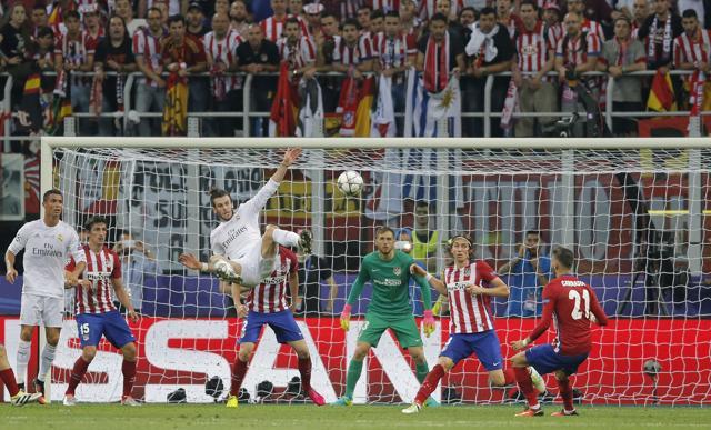 Real Madrid's Cristiano Ronaldo, left, watches teammate Gareth Bale tries to score a goal. (AP PHOTO) Real Madrid's Cristiano Ronaldo, left, watches teammate Gareth Bale tries to score a goal. (AP PHOTO)