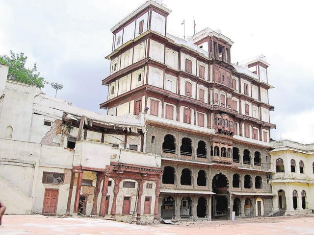 The historical Rajwada Palace after the collapse on Monday.(Arun Mondhe/HT photo)