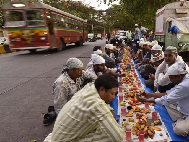 Fashion Street vendors take a break from selling their wares for a Ramazan feast. (Anshuman Poyrekar/HT) 