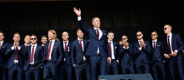 Hannes Halldorsson greets the crowd as Icelandic football fans welcome their national football team home to a hero's welcome from the Euro 2016. (AP Photo)