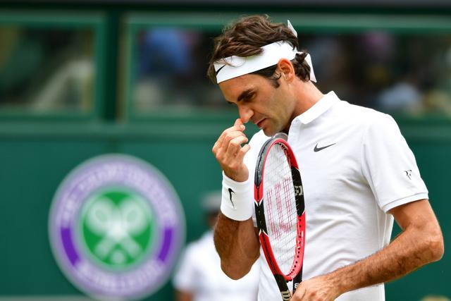 Switzerland's Roger Federer prepares to serve to US Steve Johnson during their men's singles fourth round match on the eighth day of the 2016 Wimbledon Championships. (AFP Photo)