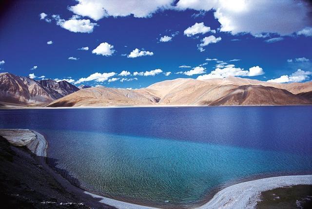 Pangong Tso, Tibetan for “high grassland lake”, also referred to as Pangong Lake, is an endorheic lake in the Himalayas situated at a height of about 4,350 m. It is 134 km long and extends from India to China. (Twitter)