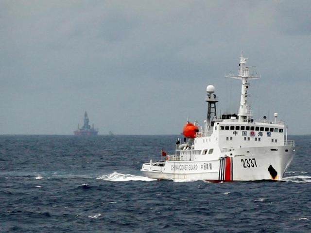 A Chinese Coast Guard vessel (R) passes near the Chinese oil rig, Haiyang Shi You 981 (L) in the South China Sea June 13, 2014. (REUTERS) A Chinese Coast Guard vessel (R) passes near the Chinese oil rig, Haiyang Shi You 981 (L) in the South China Sea June 13, 2014. (REUTERS)